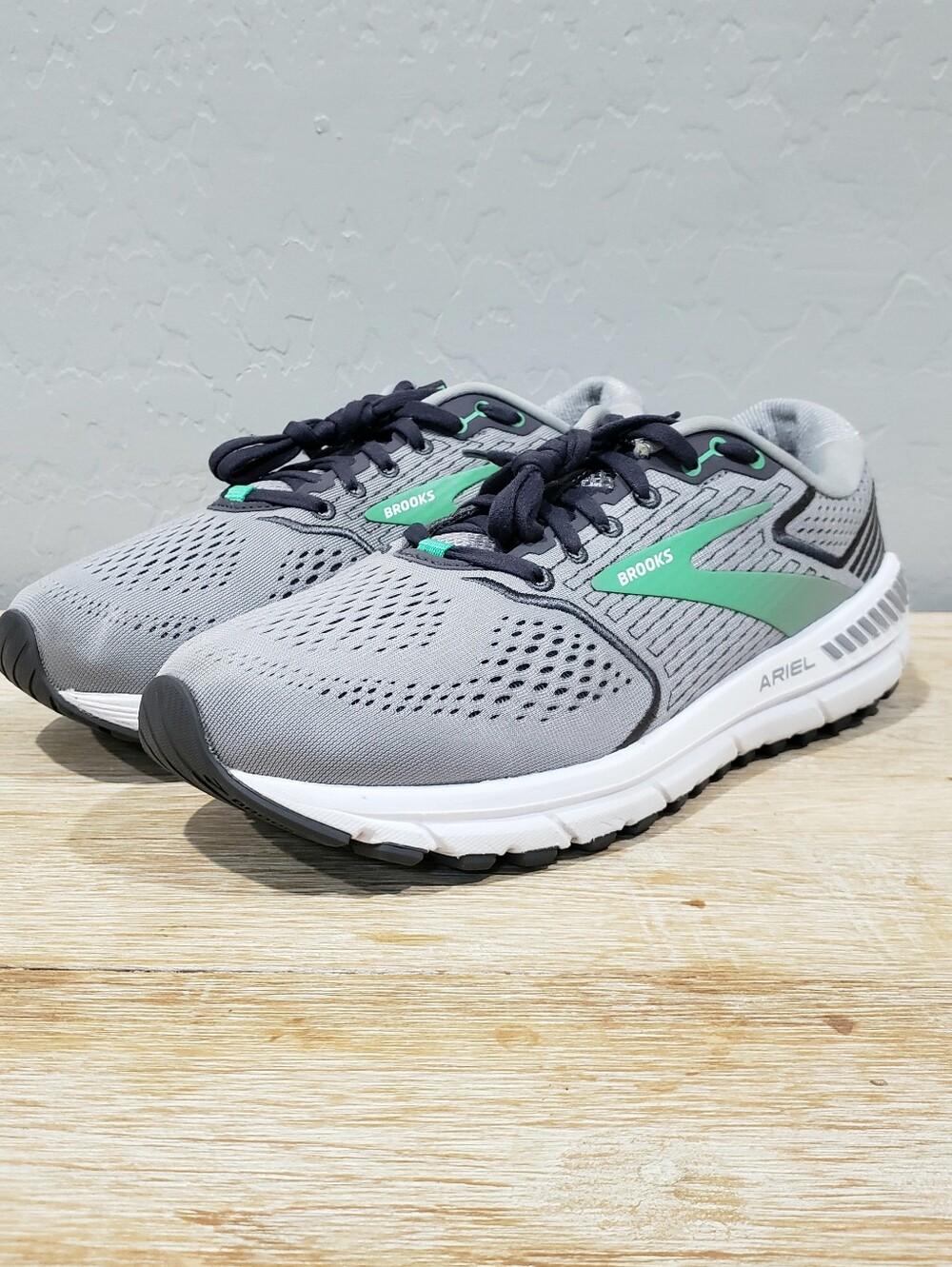BROOKS Women's Ariel GuideRails 20 Running Shoes (10.5M) Gray/Green/White